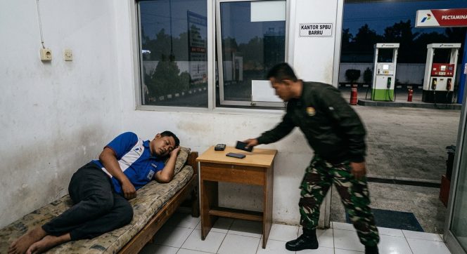 
 Momen Tegang di SPBU Barru: Pria Pakaian Loreng Diduga Curi Ponsel Petugas Saat Tertidur