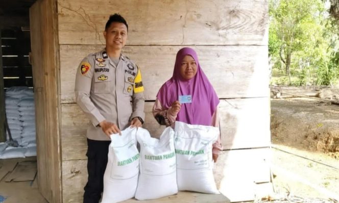 
 Bukan Sekadar Kawal Beras, Bhabinkamtibmas Garuntungan Sisipkan Edukasi Cegah Kebakaran