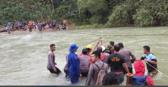 
 Detik-detik Mencekam Evakuasi Remaja Terjebak Arus Sungai Deras di Padang