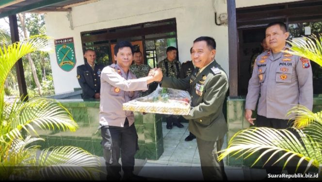 
 Perkuat Sinergitas TNI-Polri, Kapolsek Kindang Beri Kejutan Tumpeng HUT ke-81 TNI di Koramil Gantarang