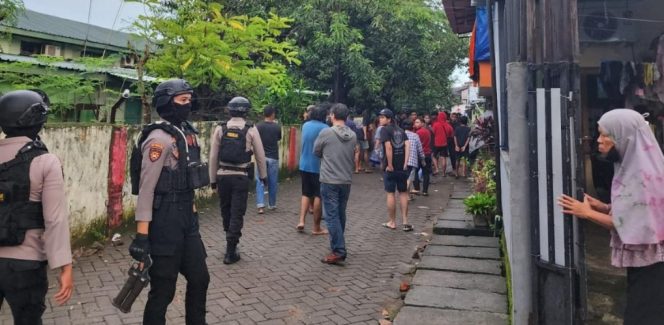 
 Ngeri! Pemotor di Makassar Kena Busur Saat Melintas di Tengah Tawuran